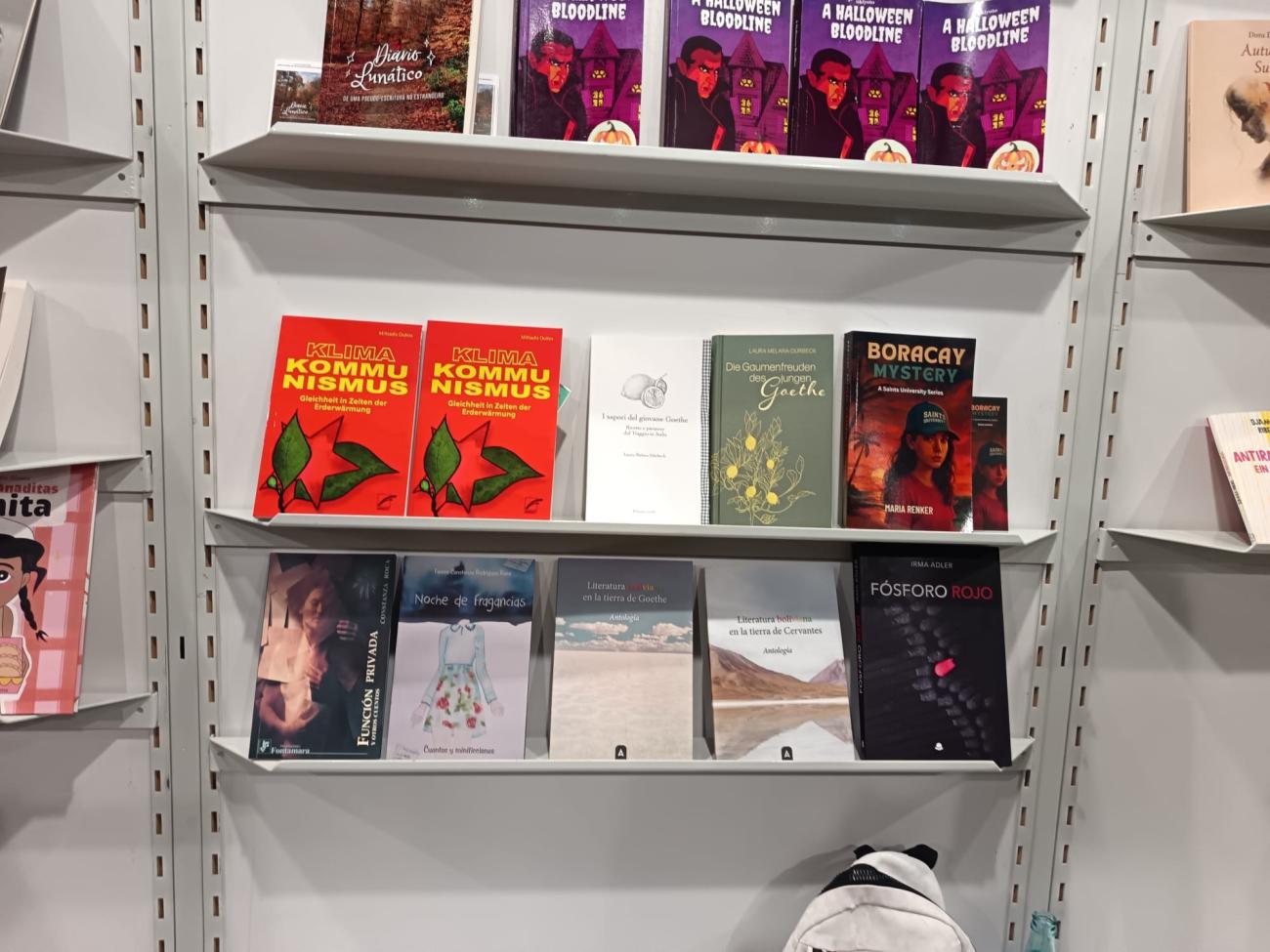 Exhibición de la antología y obras de autores bolivianos en la feria
