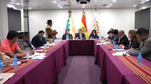 Autoridades del Gobierno y productores lecheros en una reunión de trabajo