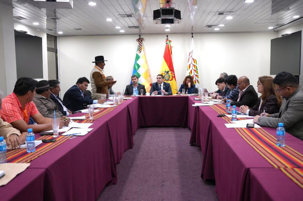 Autoridades del Gobierno y productores lecheros en una reunión de trabajo