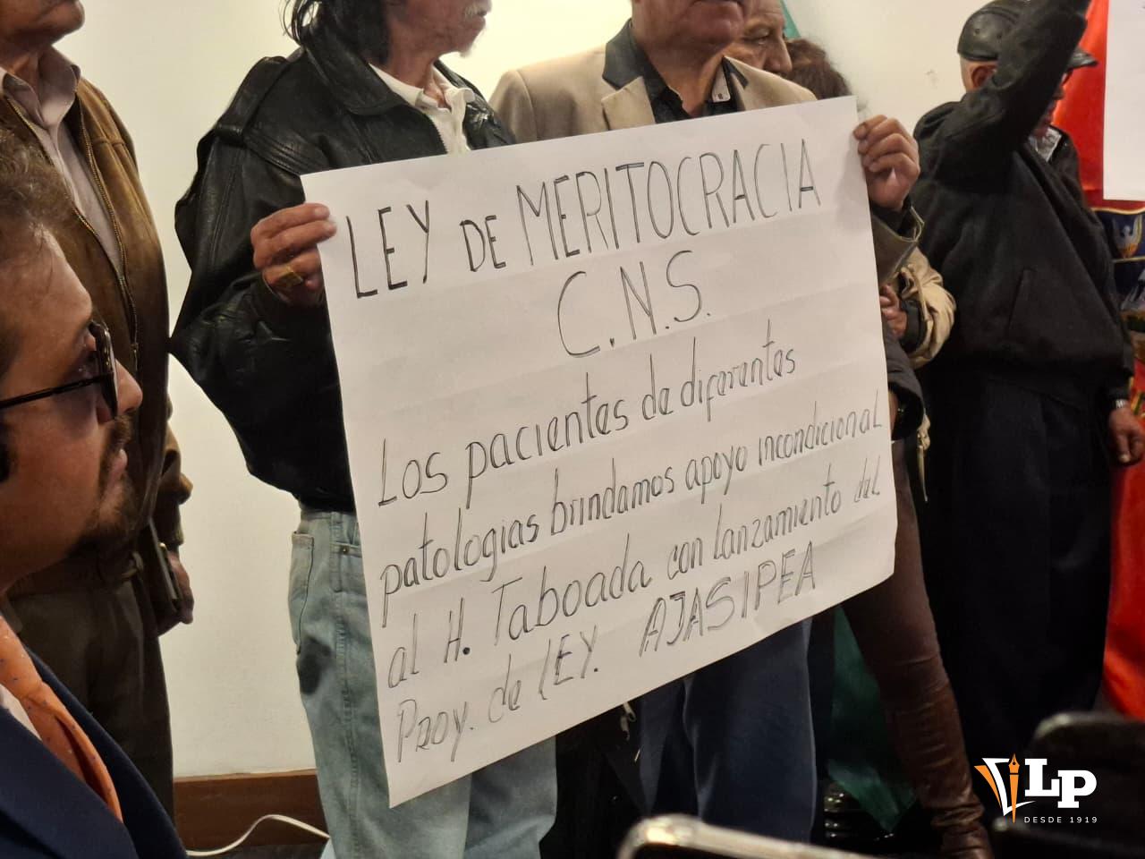 Jubilados y médicos acompañaron la presentación del proyecto de ley