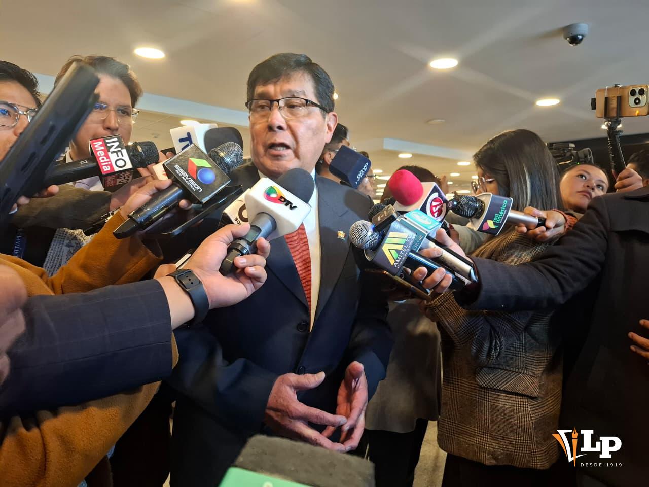 El senador Sánchez en conferencia de prensa