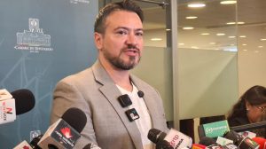 El diputado Reyes en una conferencia de prensa