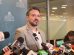 El diputado Reyes en una conferencia de prensa