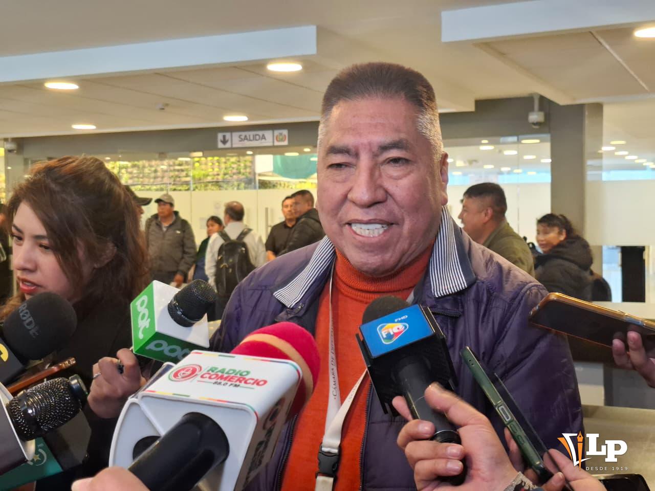 El diputado Camacho en conferencia de prensa
