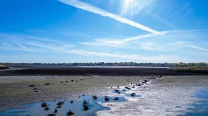 Lago seco afectado por el fenómeno del Súper Niño