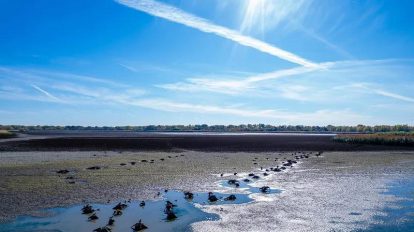Lago seco afectado por el fenómeno del Súper Niño