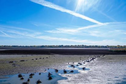 Lago seco afectado por el fenómeno del Súper Niño