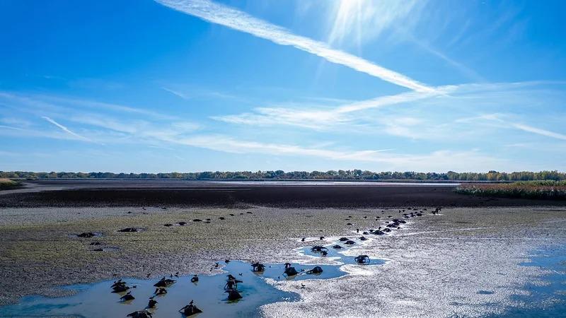 Lago seco afectado por el fenómeno del Súper Niño