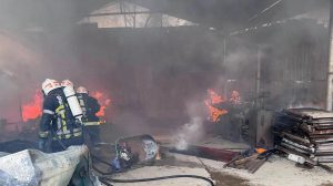 Bomberos sofocaron el incendio en los galpones de la Alcaldía de Cochabamba