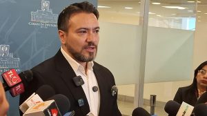 El diputado Reyes en conferencia de prensa