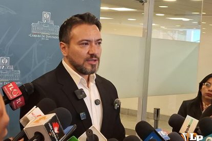 El diputado Reyes en conferencia de prensa