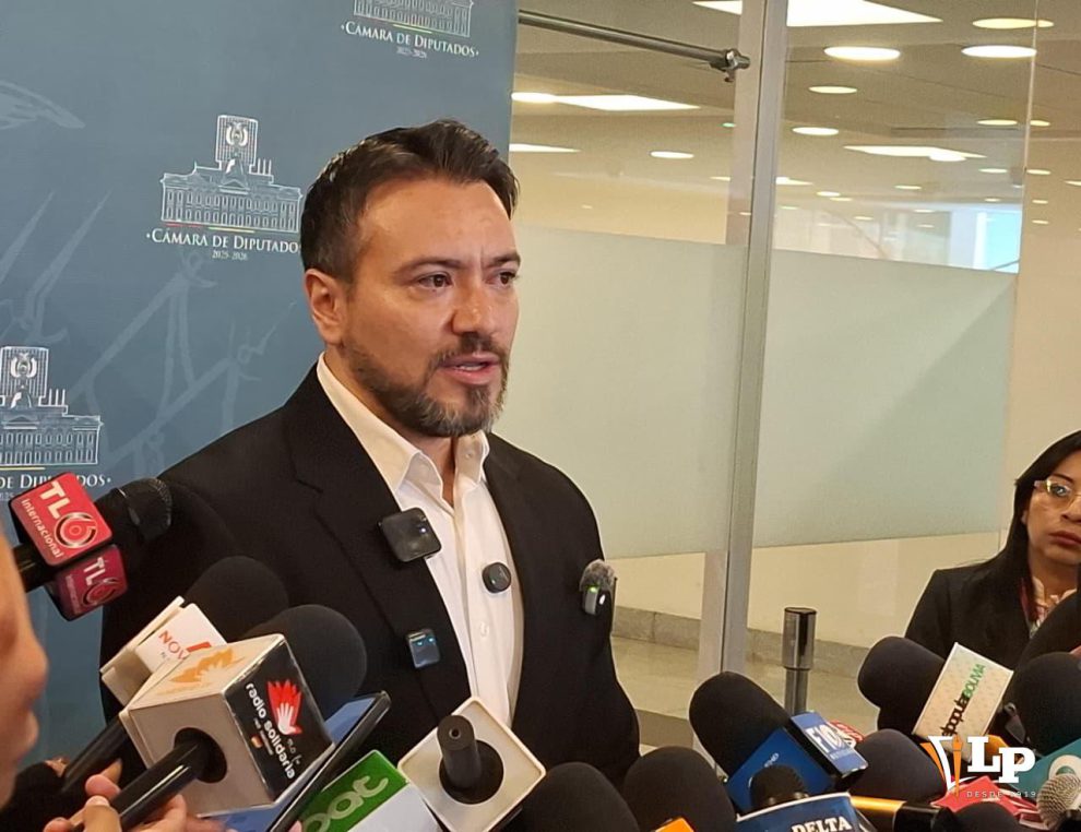 El diputado Reyes en conferencia de prensa