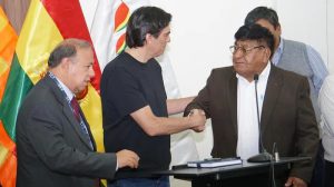 El ministro de Obras Públicas, Mauricio Zamora dando la mano a , el dirigente de la Confederación de Choferes de Bolivia, Lucio Gómez