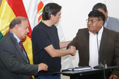 El ministro de Obras Públicas, Mauricio Zamora dando la mano a , el dirigente de la Confederación de Choferes de Bolivia, Lucio Gómez