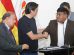 El ministro de Obras Públicas, Mauricio Zamora dando la mano a , el dirigente de la Confederación de Choferes de Bolivia, Lucio Gómez