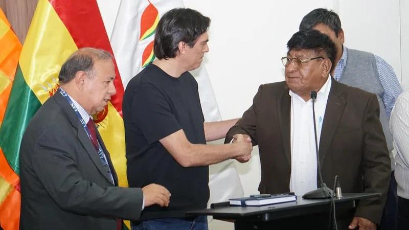 El ministro de Obras Públicas, Mauricio Zamora dando la mano a , el dirigente de la Confederación de Choferes de Bolivia, Lucio Gómez