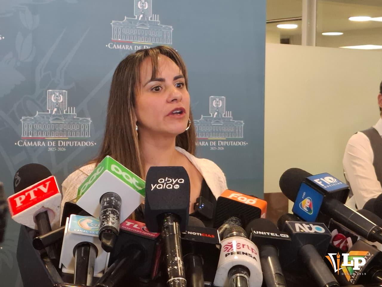 La diputada Herbas en conferencia de prensa