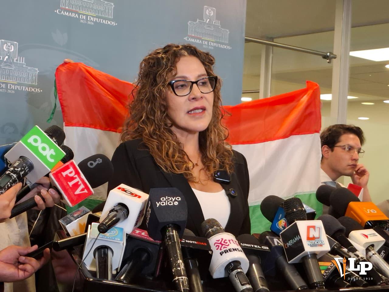 La diputada Rivero en conferencia de prensa