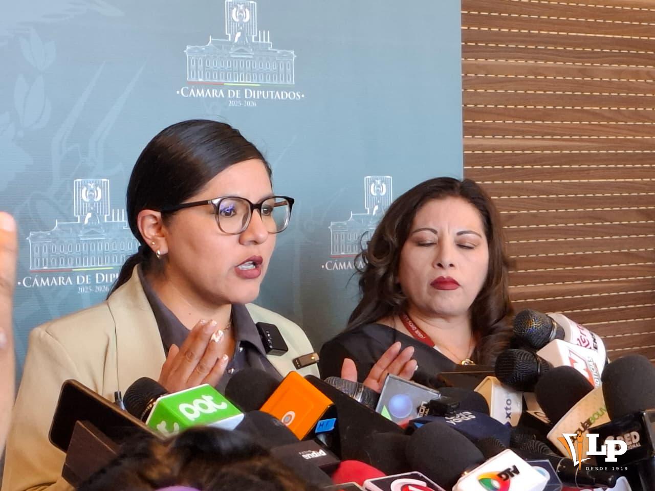 La diputada Claros en conferencia de prensa