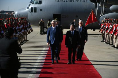 El presidente de Chile, José Antonio Kast, en el aeropuerto de El Alto