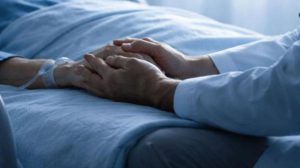 Dos manos de personas en el hospital
