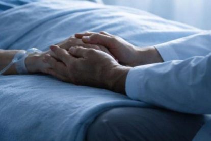 Dos manos de personas en el hospital