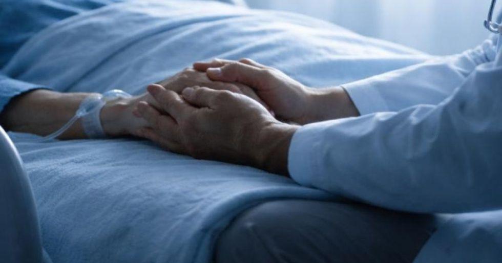 Dos manos de personas en el hospital