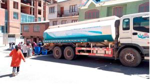 Cisterna repartiendo agua a personas