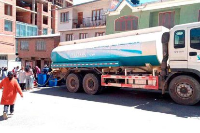 Cisterna repartiendo agua a personas