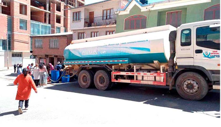 Cisterna repartiendo agua a personas