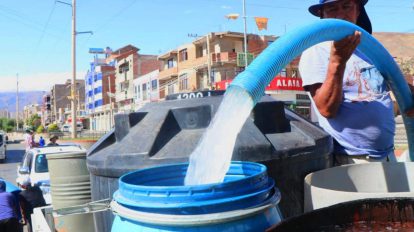 Una persona cargando agua
