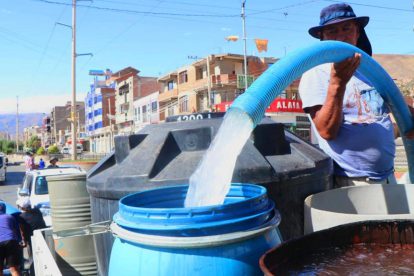 Una persona cargando agua