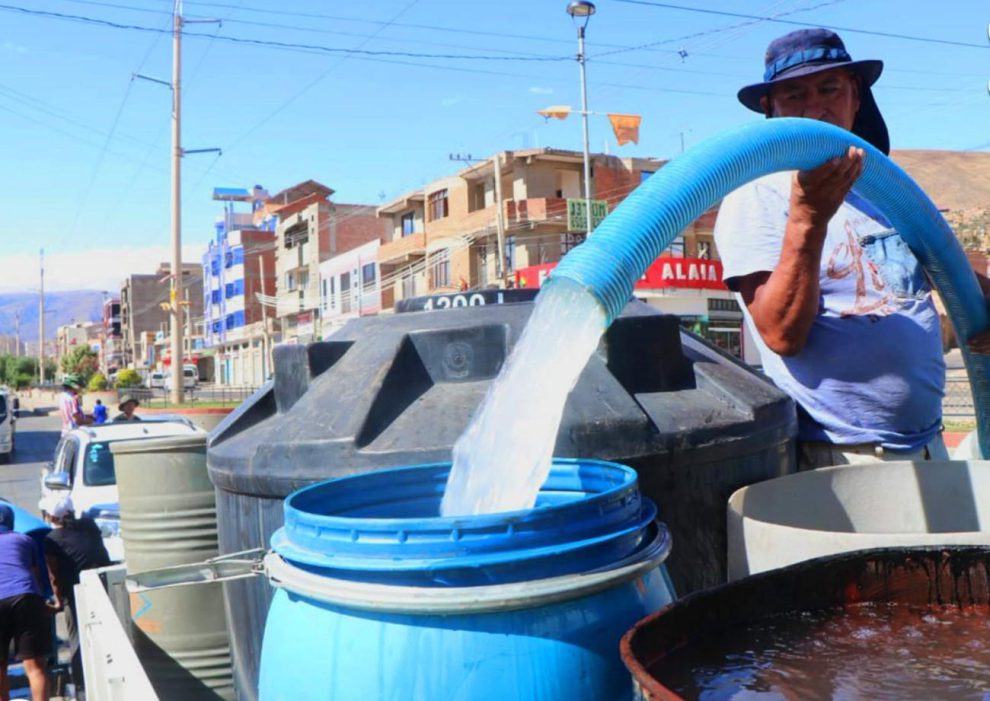 Una persona cargando agua