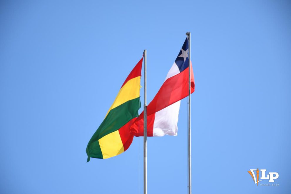 Las banderas de Bolivia y Chile en Plaza Murillo