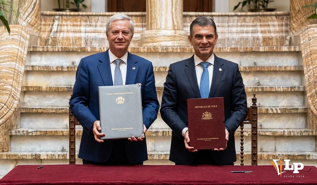 Los presidentes de Chile y Bolivia durante la firma de acuerdos