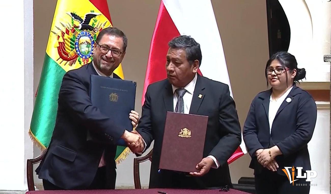 Autoridades bolivianas firmando acuerdos