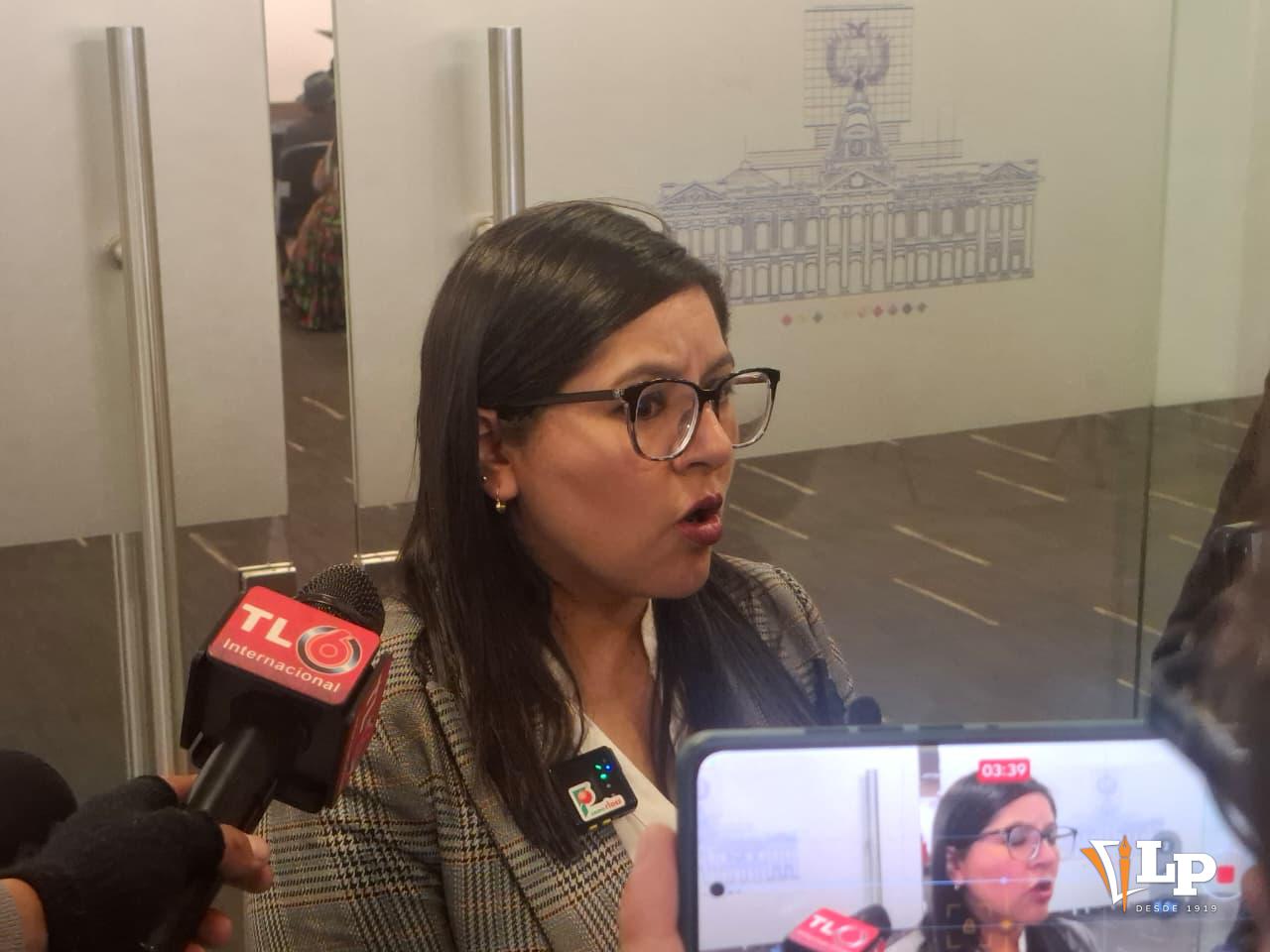 La diputada Claros en conferencia de prensa