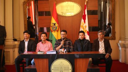 Gobernador de Chuquisaca, Luis Ayllón (c), informa sobre decreto de tarifas de transporte