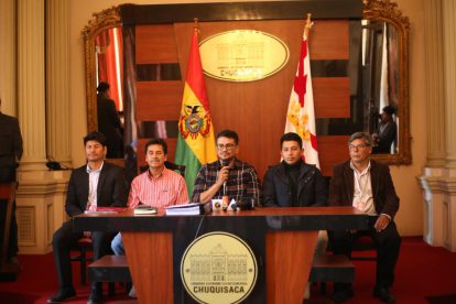 Gobernador de Chuquisaca, Luis Ayllón (c), informa sobre decreto de tarifas de transporte