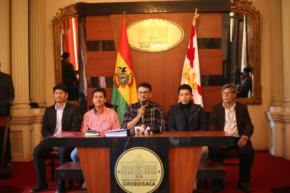 Gobernador de Chuquisaca, Luis Ayllón (c), informa sobre decreto de tarifas de transporte