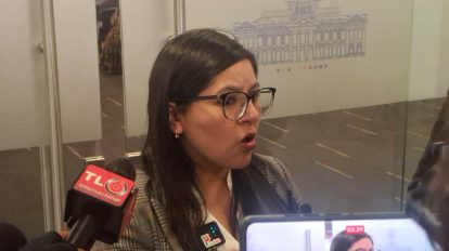 La diputada Claros en conferencia de prensa