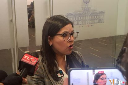 La diputada Claros en conferencia de prensa