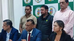 El director de la UIF, Diego Barboza (segundo desde la derecha), denunció la red de extorsión en gestiones del MAS