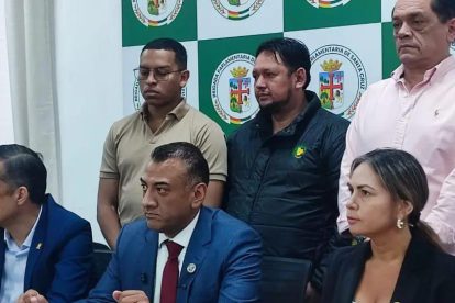 El director de la UIF, Diego Barboza (segundo desde la derecha), denunció la red de extorsión en gestiones del MAS