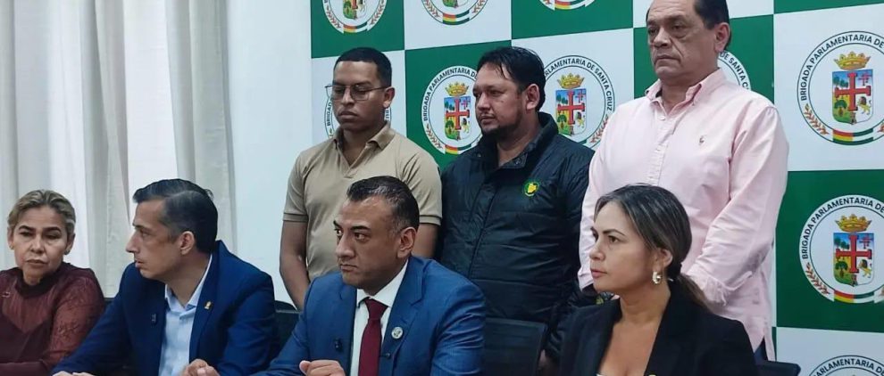 El director de la UIF, Diego Barboza (segundo desde la derecha), denunció la red de extorsión en gestiones del MAS