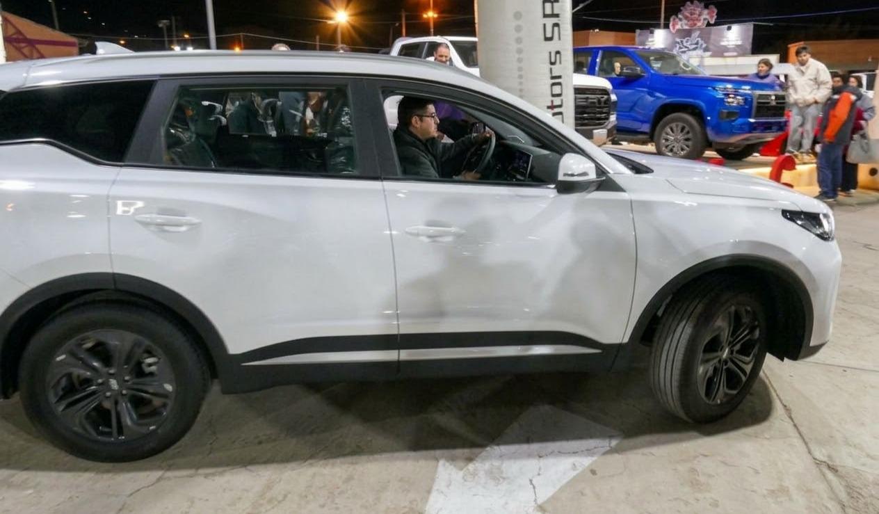Vista lateral del vehículo cero kilómetros adquirido por la familia orureña en el recinto ferial