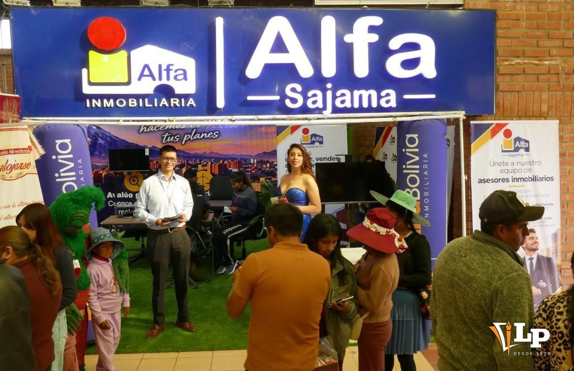Una vista general del stand de Alfa Sajama, en el epicentro inmobiliario del Pabellón Parihuana en Expoteco 2026