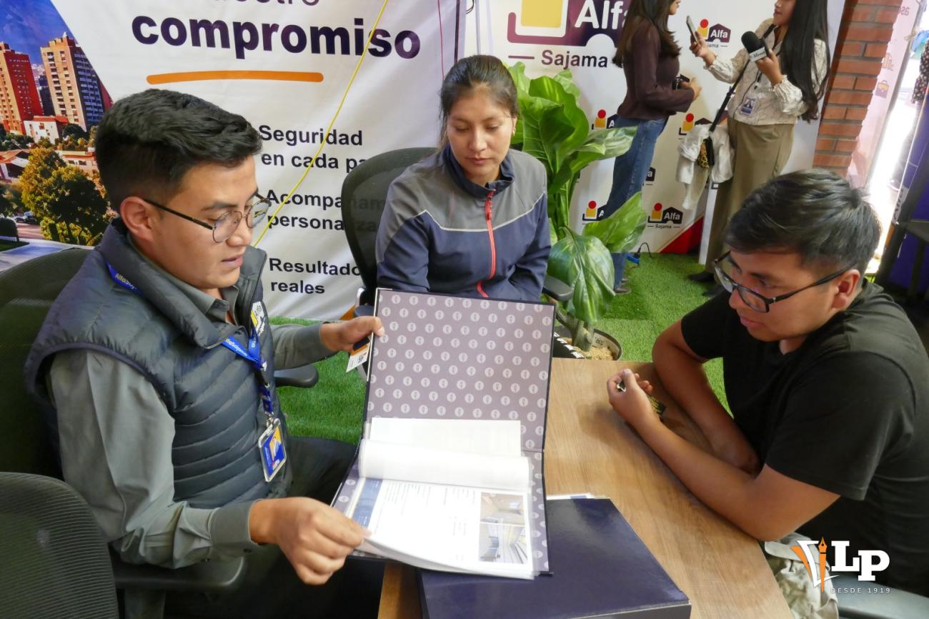 Atención directa y personalizada. Un asesor de Alfa Sajama presenta opciones de inversión y vivienda a una pareja interesada