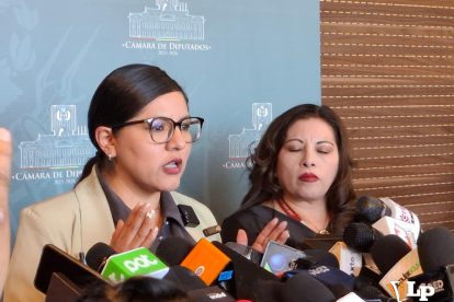La diputada Claros en conferencia de prensa