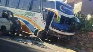Un bus colisiono con un minibus